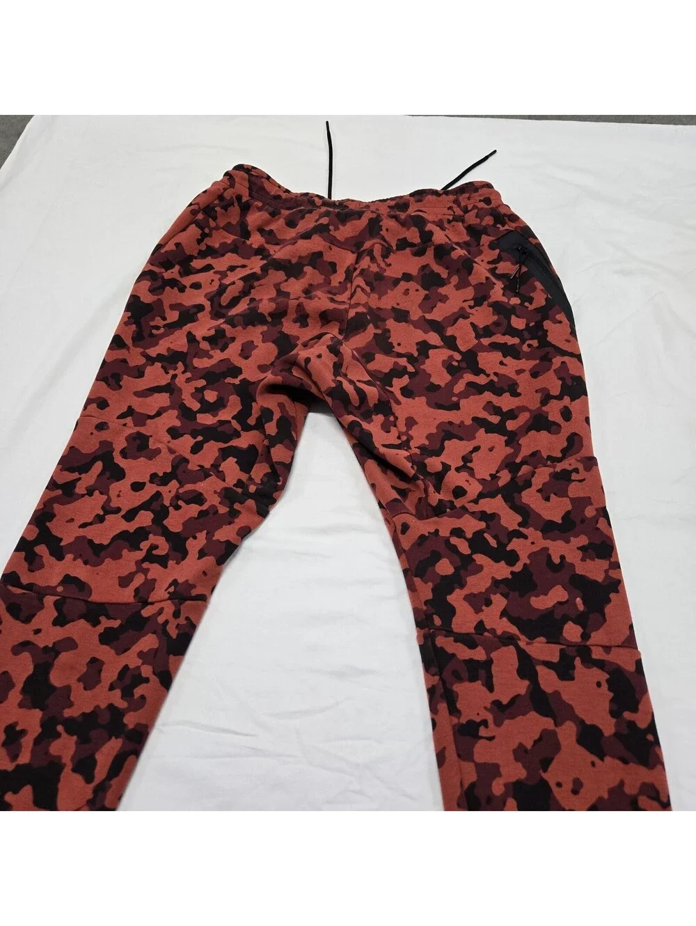 Size MEDIUM Nike Sportswear Tech Fleece Camo Jogger Pants Red Black CJ5981-603